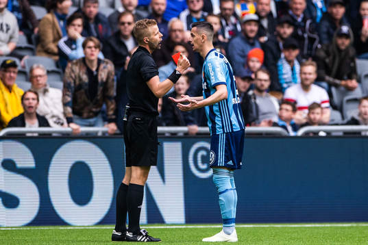 Djurgårdens Haris Radetinac tilldelas en utvisning av