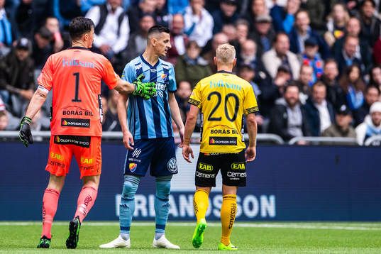 Djurgårdens Haris Radetinac i en diskussion med Elfsborgs