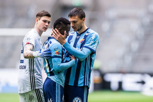Djurgårdens Mohamed Buya Turay tröstas av Erik Berg och