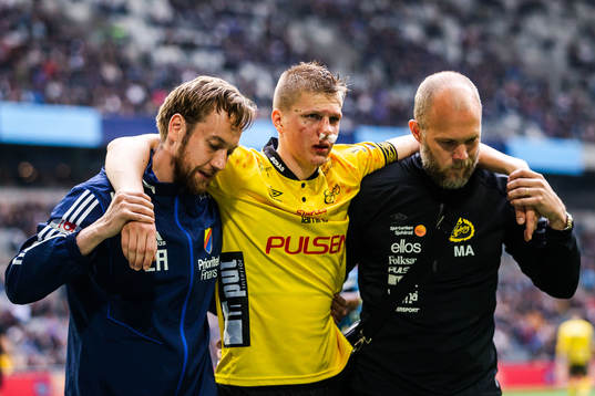 Elfsborgs Joakim Nilsson får hjälp av planen