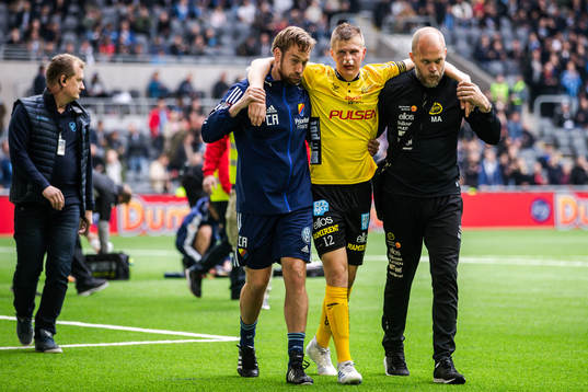 Elfsborgs Joakim Nilsson får hjälp av planen