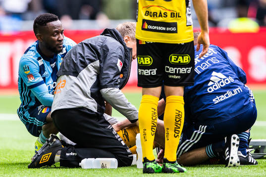 Djurgårdens Mohamed Buya Turay kollar till Elfsborgs