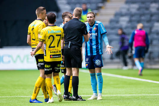Djurgårdens Jonathan Ring och domare Glenn Nyberg