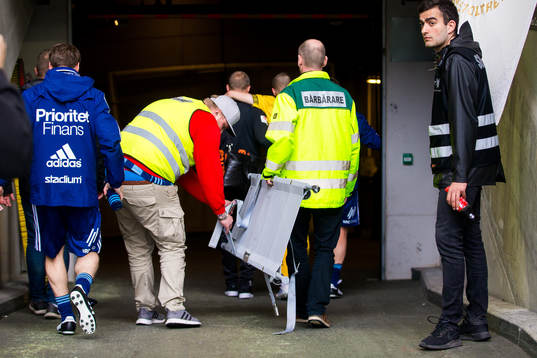 Elfsborgs Joakim Nilsson går av planen med sjukvårdare