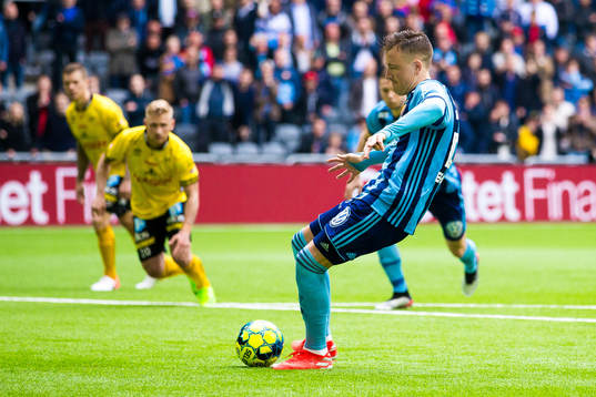 Djurgårdens Fredrik Ulvestad med en straffspark