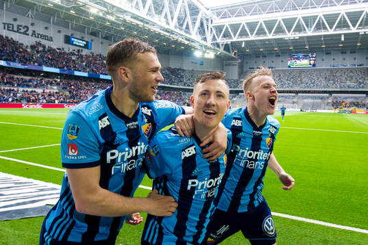 Djurgårdens Fredrik Ulvestad jublar med Jesper Karlström