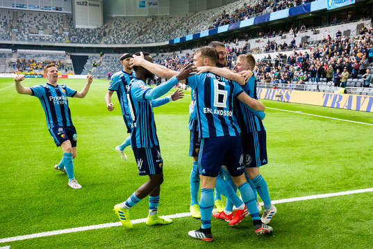 Djurgårdens Fredrik Ulvestad jublar med lagkamrater