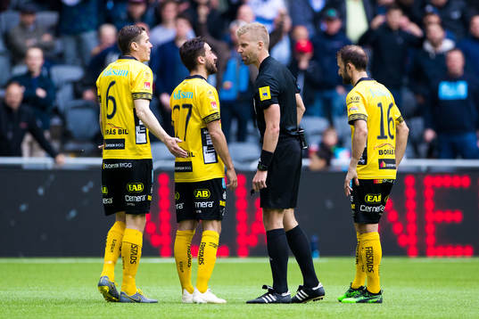 domare Glenn Nyberg  i diskussion med Elfsborgs Jon