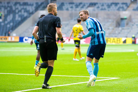 Djurgårdens Jonathan Ring i diskussion med domare Glenn