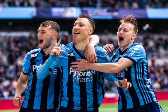 Djurgårdens Fredrik Ulvestad jublar med Jesper Karlström