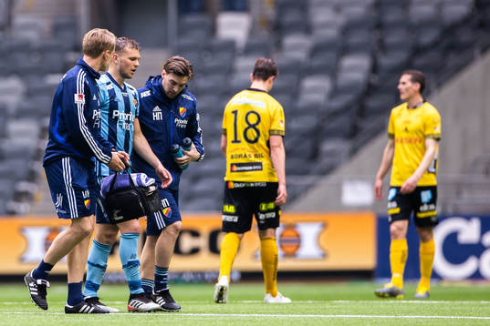 Djurgårdens Jesper Karlström leds av planen