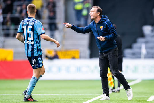 Djurgårdens tränare Kim Bergstrand i samtal med Jonathan