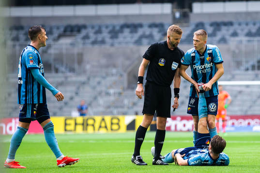 Djurgårdens Jacob Une Larsson får hjälp av Jonathan