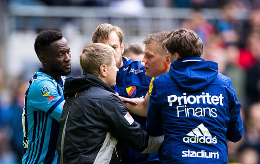 Djurgårdens Mohamed Buya Turay med Elfsborgs Joakim
