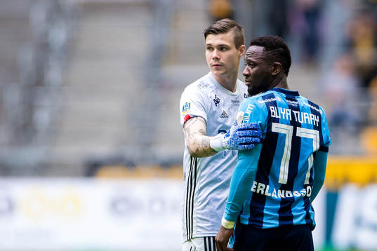 Djurgårdens Mohamed Buya Turay deppar med målvakt Per