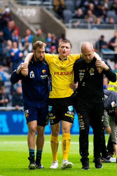 Elfsborgs Joakim Nilsson får hjälp av planen