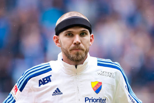 Djurgårdens Marcus Danielson med ett skydd för huvudet