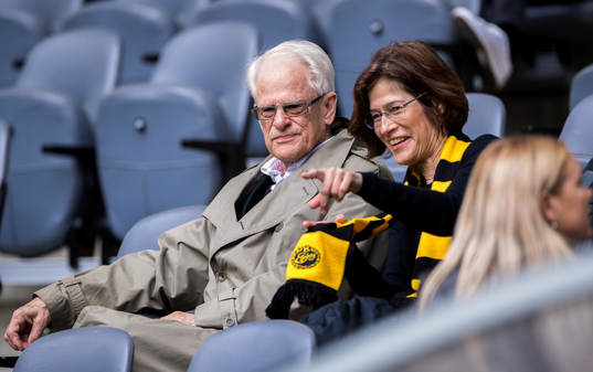 Fd statsministern Ingvar Carlsson på läktaren med dottern