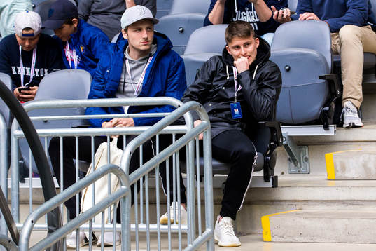 Djurgårdens Johan Andersson (h) på läktaren