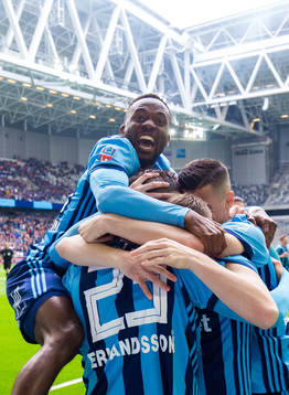Djurgårdens Mohamed Buya Turay jublar med Fredrik Ulvestad