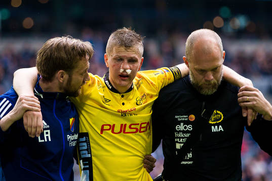 Elfsborgs Joakim Nilsson får hjälp av planen