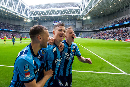 Djurgårdens Fredrik Ulvestad jublar med Jesper Karlström
