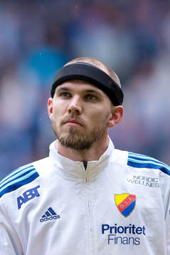 Djurgårdens Marcus Danielson med ett skydd för huvudet