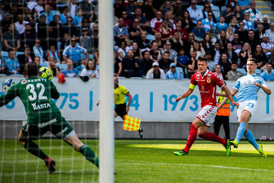 Malmö FFs Marcus Antonsson med en målchans mot Kalmars