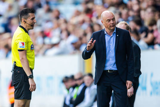 Malmö FFs tränare Uwe Rösler får en tillsägelse av