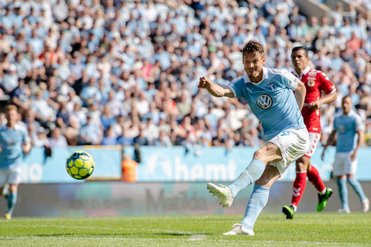 Malmö FFs Markus Rosenberg med ett skott