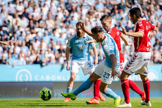 Malmö FFs Marcus Antonsson med en målchans