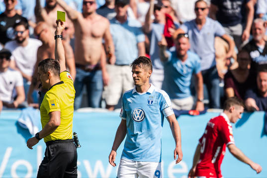 Malmö FFs Markus Rosenberg tilldelas en varning av domare