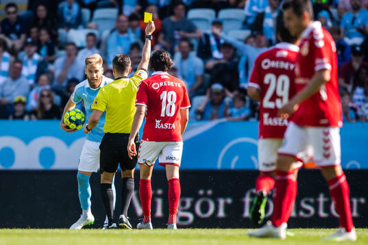 Malmö FFs Rasmus Bengtsson tilldelas en varning av domare