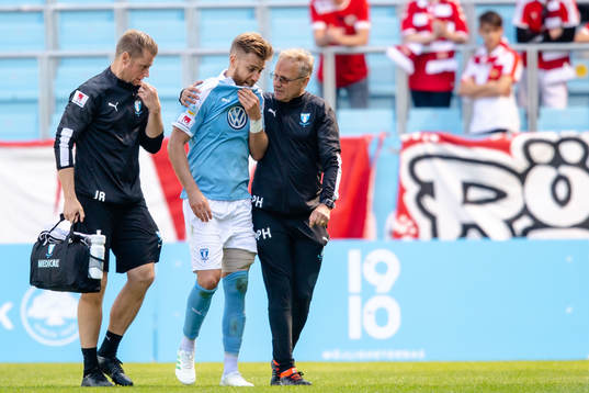 Malmö FFs Rasmus Bengtsson får hjälp av planen