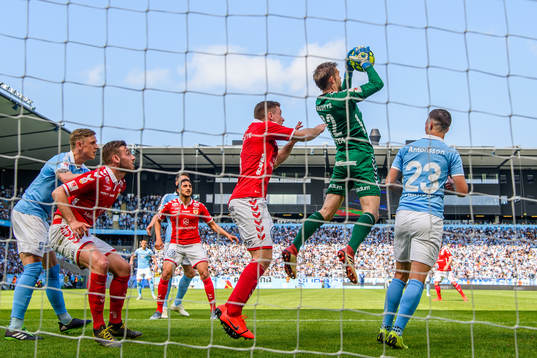 Kalmars målvakt Lucas Hägg-Johansson plockar en boll