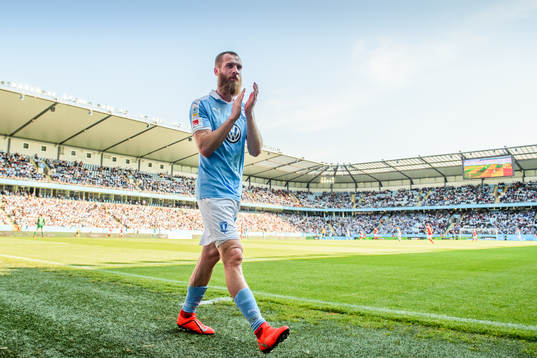 Malmö FFs Jo Inge Berget lämnar planen skadad