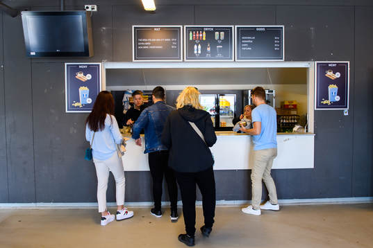 Supportrar handlar i en kiosk