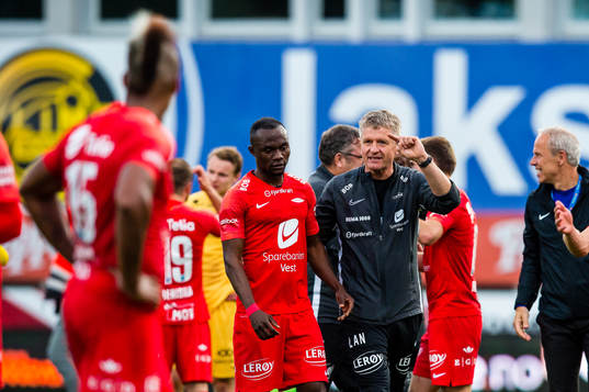 Gilbert Koomson of Brann and Lars Arne Nilsen, head coach