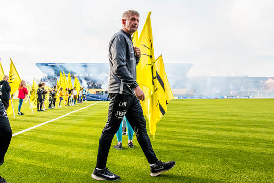 Lars Arne Nilsen, head coach of Brann,  aheaf of the