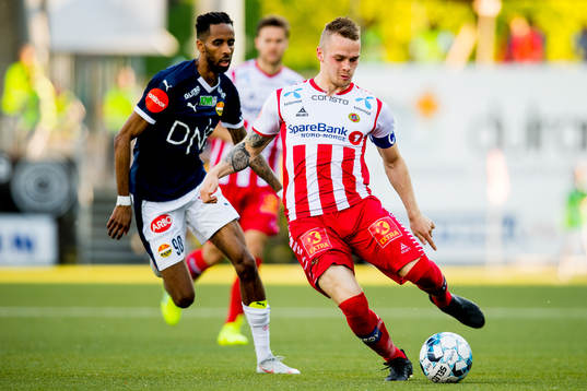 Amahl Pellegrino of Strømsgodset and Kent-Are Antonsen of