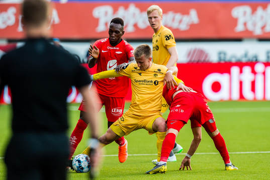 Karamoko Daouda Bamba of Brann and Erlend Dahl Reitan of
