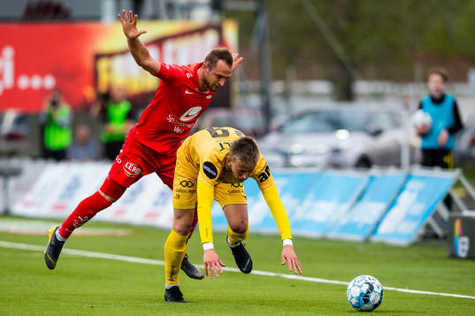 Veton Berisha of Brann and Erlend Dahl Reitan of Bodø/Glimt