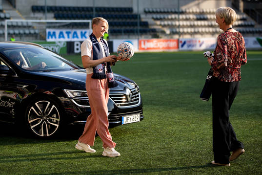 Nilla Fischer överlämnar matchbollen
