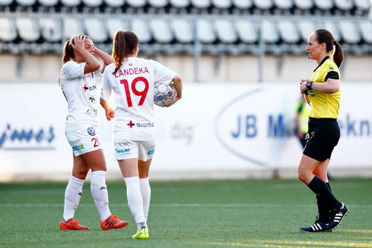 Rosengårds Johanna Rytting Kaneryd får gult kort