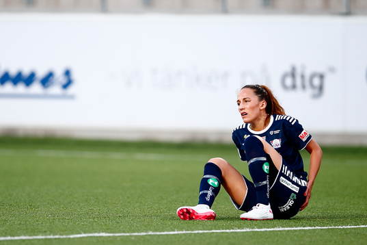 Linköpings Anna Oscarsson ser ut att ha ont