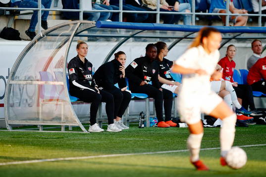 Rosengårds Anja Mittag följer matchen från bänken
