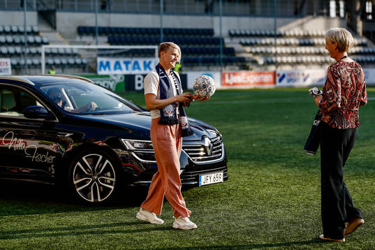 Nilla Fischer leverar matchbollen till fotbollsmatchen i