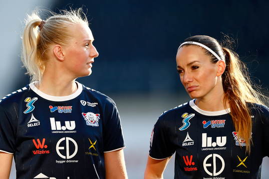 Linköpings Stina Blackstenius och Kosovare Asllani  innan