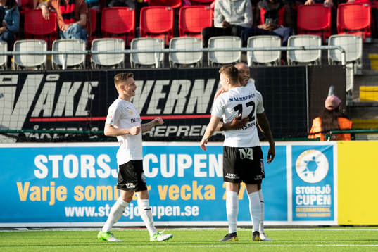 Örebros Jake Larsson och Carlos Strandberg jublar