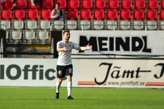 Örebros Filip Rogic reagerar på en tveksam målsituatoin